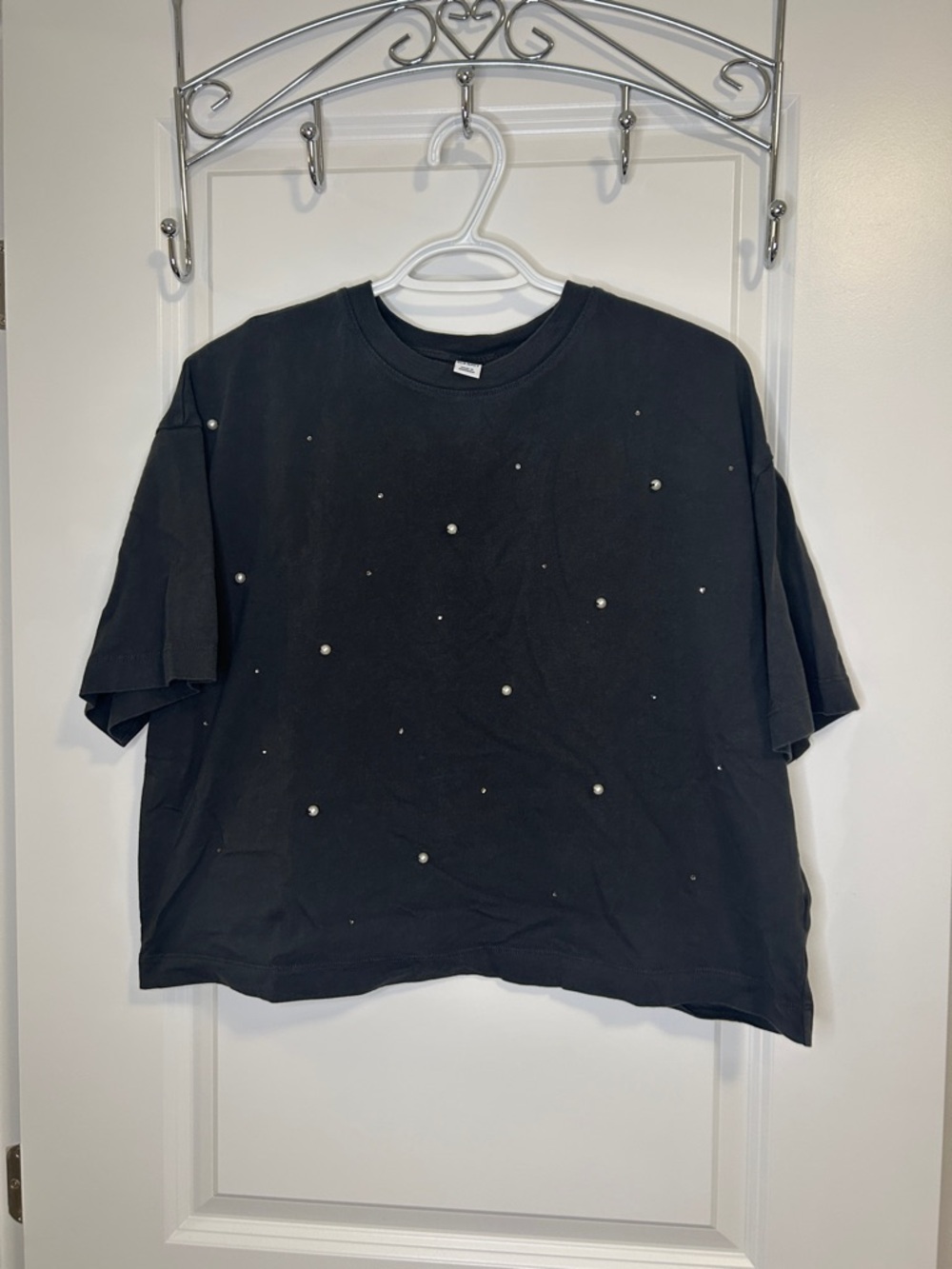 Black Cropped Tee with Scattered Pearls